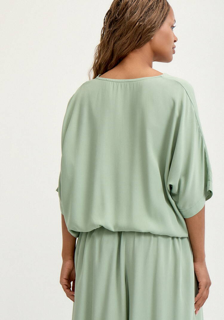 Блуза с V-образным вырезом свободная шир.  750, рис. 19