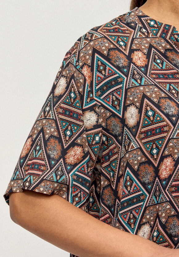 Блуза из штапеля с этническим рисунком шир.  580, рис. 6