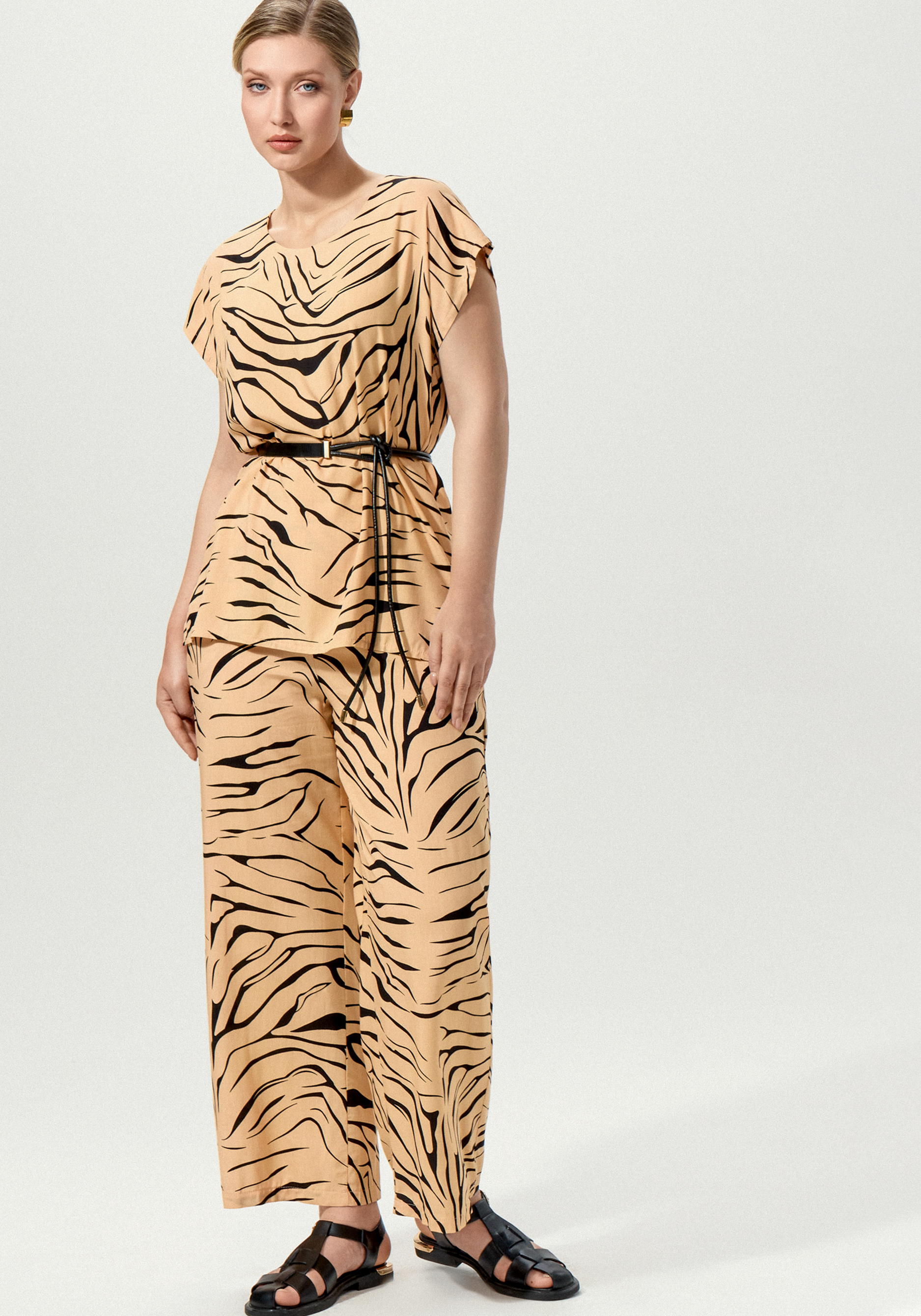 Брюки широкие с полосатым принтом 1299₽