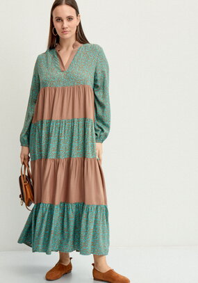 Платье с ярусами и V-образным вырезом