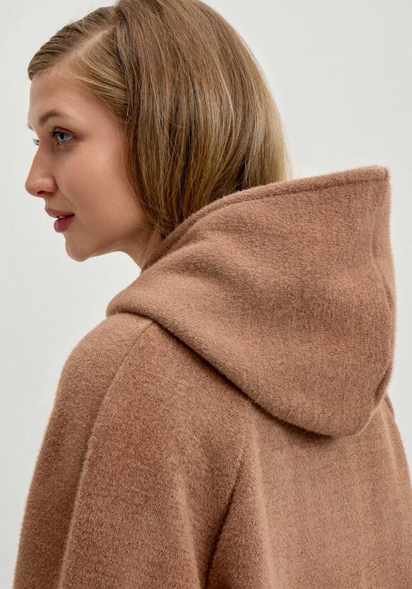 Жакет пушистый с капюшоном на пуговицах шир.  580, рис. 26