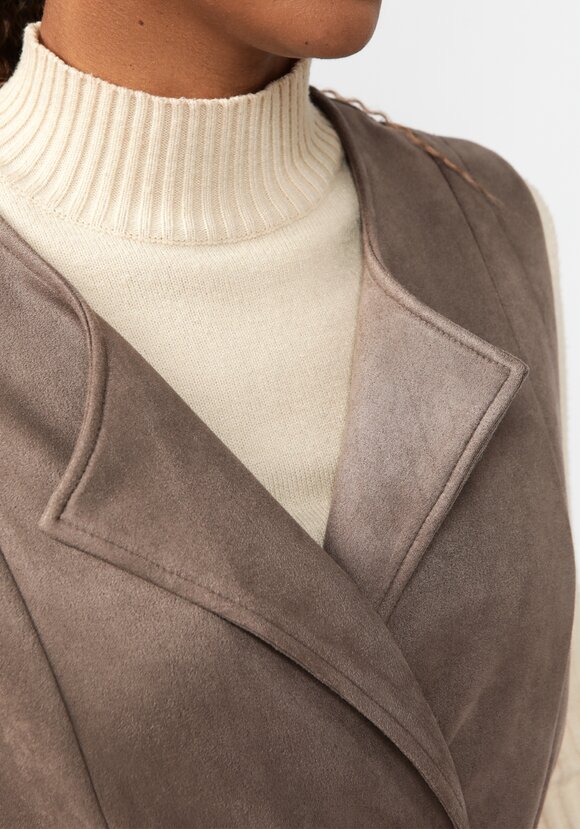 Жилет из экозамши с воротником апаш шир.  580, рис. 15