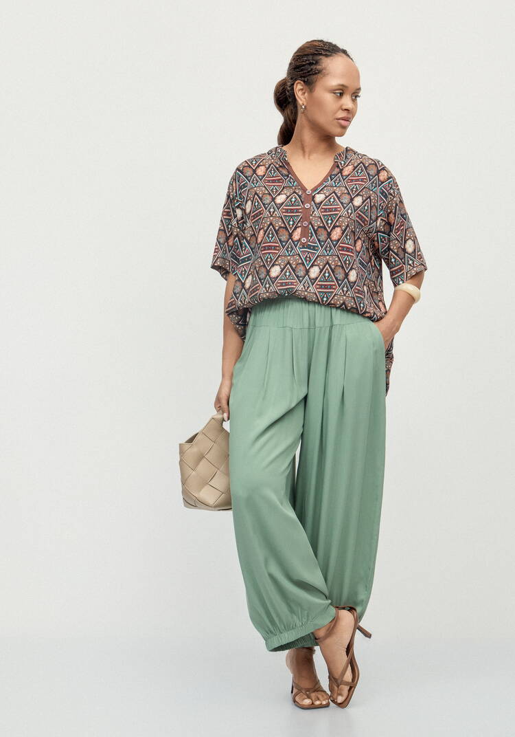 Брюки свободные с эластичной лентой по низу шир.  750, рис. 16