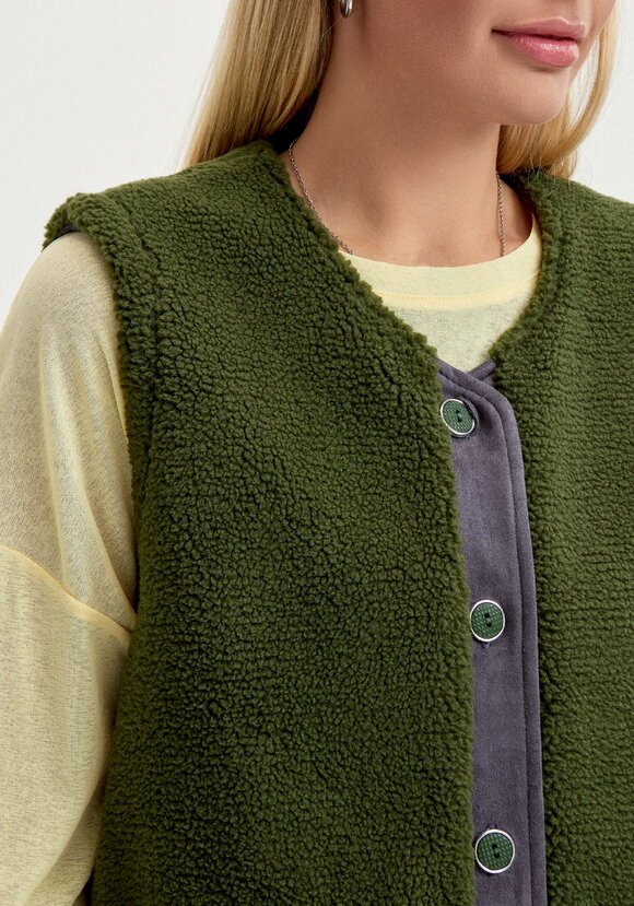 Жилет с отделкой из замши шир.  580, рис. 6