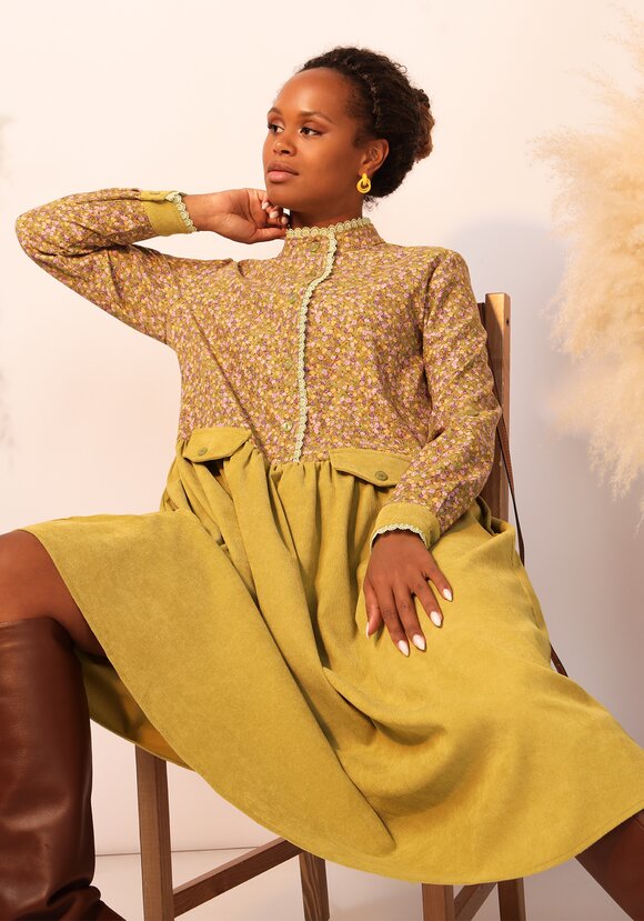 Платье из комбинированной вельветовой ткани шир.  580, рис. 32