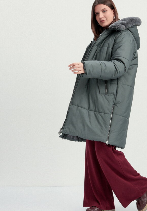 Пальто удлиненное с меховым капюшоном шир.  580, рис. 19