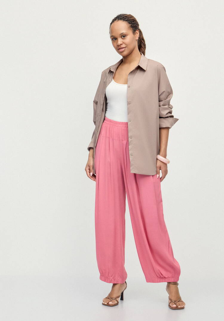 Брюки свободные с эластичной лентой по низу шир.  750, рис. 24