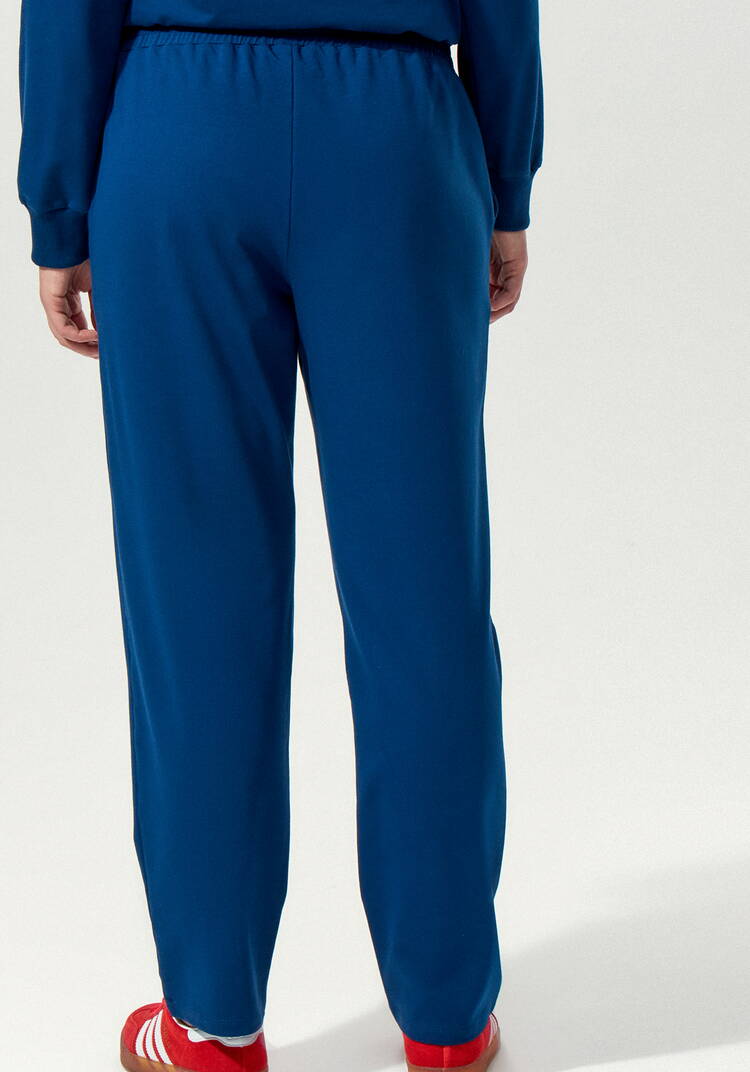 Костюм из брюк и свитшота с принтом на груди шир.  750, рис. 29