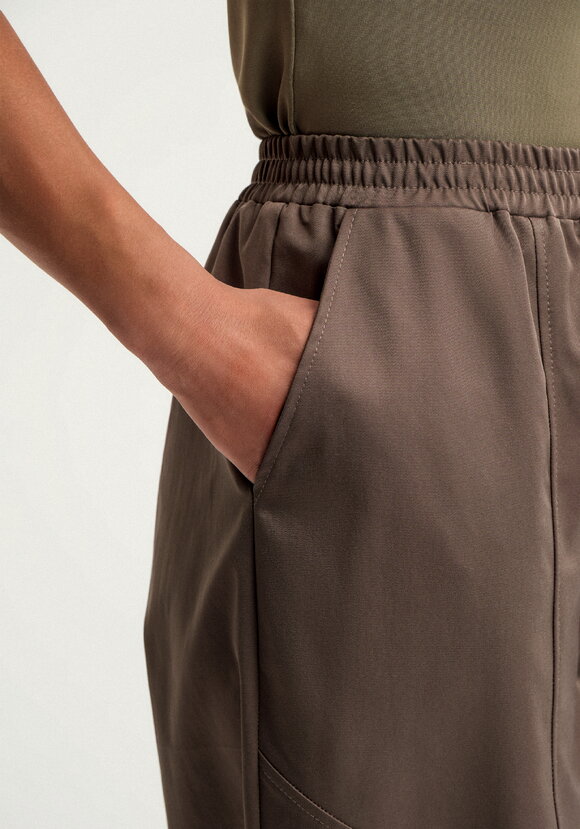 Брюки бананы с конструктивными линиями шир.  580, рис. 14