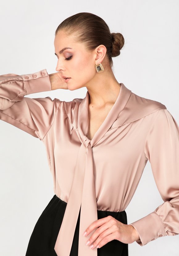 Блуза с декоративным бантом прямого силуэта шир.  580, рис. 1