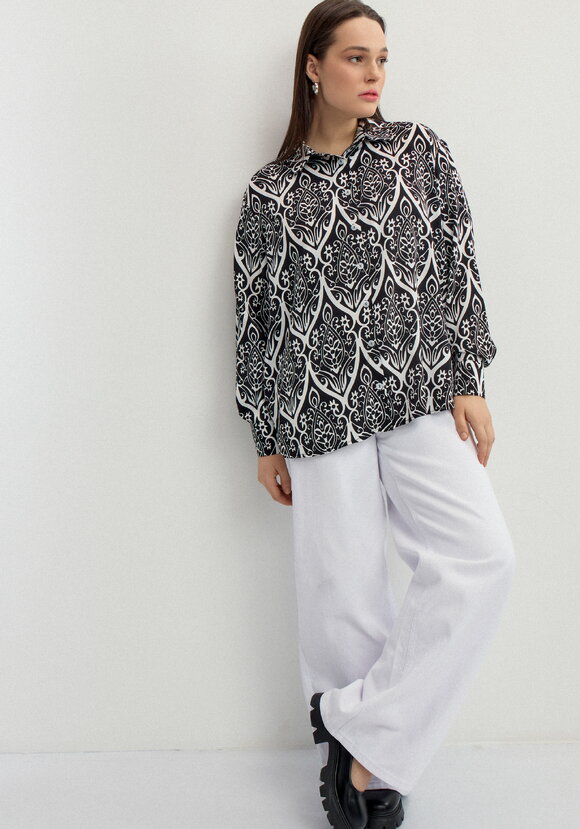 Рубашка на пуговицах с графическим принтом шир.  580, рис. 7