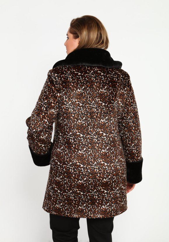 Шуба с контрастными манжетами и воротником шир.  580, рис. 2