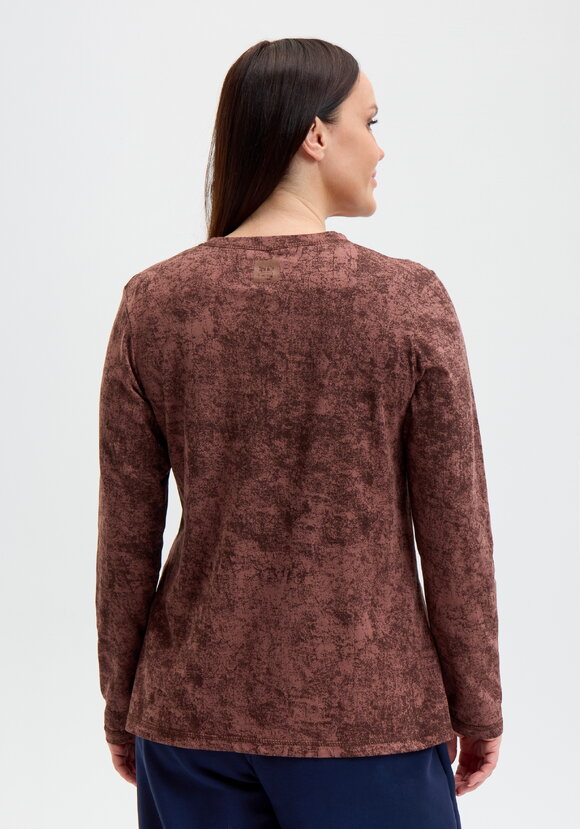 Лонгслив с принтом на горловине спинки шир.  580, рис. 21