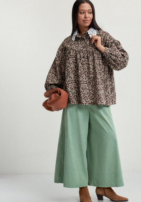 Блуза из микровельвета с ажурным воротником шир.  580, рис. 33