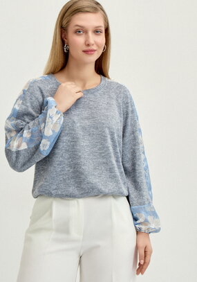 Джемпер с цветочными вставками по рукавам