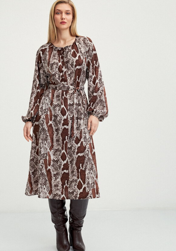 Платье с анималистичным принтом Дана шир.  580, рис. 12