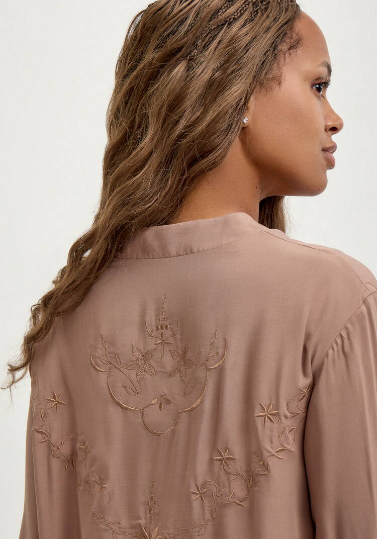 Рубашка с вышивкой на кокетке шир.  750, рис. 40