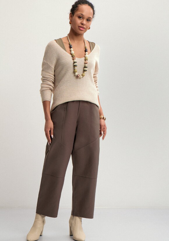 Брюки бананы с конструктивными линиями шир.  580, рис. 17