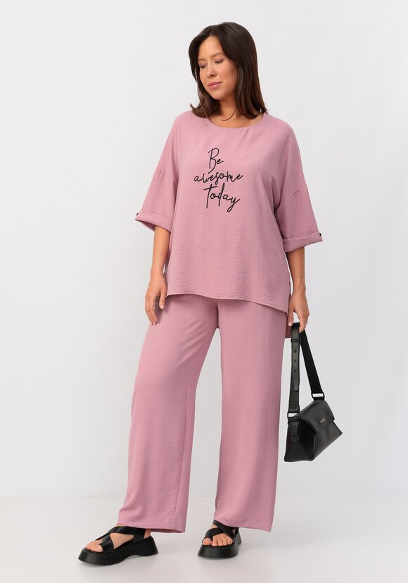 Костюм: брюки и блуза с лаконичным принтом шир.  580, рис. 49