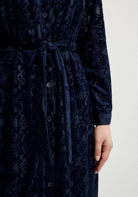 Платье-рубашка с фактурным рисунком шир.  580, рис. 6