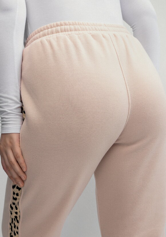 Брюки с леопардовыми лампасами шир.  580, рис. 24