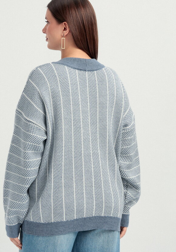 Кардиган монохромный с вертикальной полосой шир.  580, рис. 11