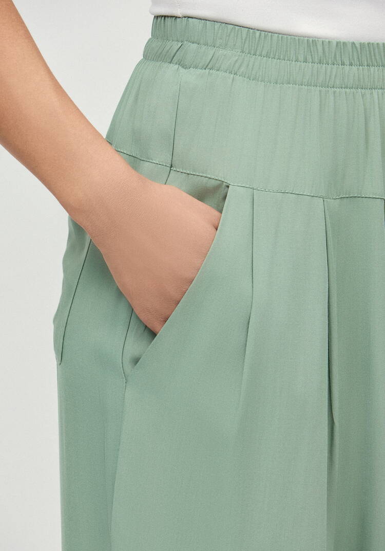 Брюки свободные с эластичной лентой по низу шир.  750, рис. 15