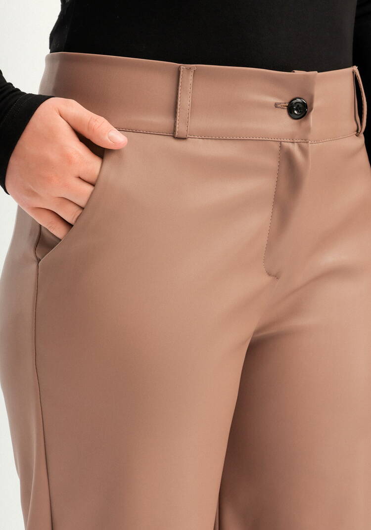 Брюки прямого кроя из экокожи шир.  750, рис. 19