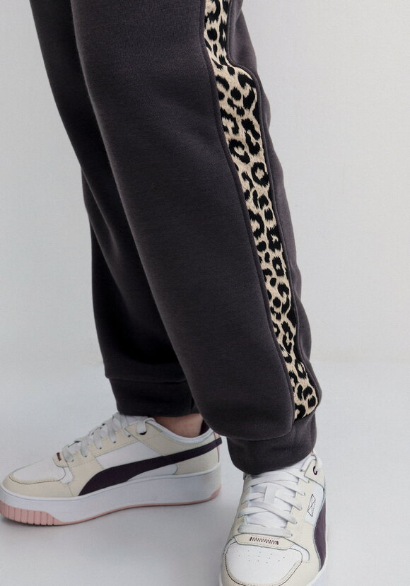 Брюки с леопардовыми лампасами шир.  580, рис. 33