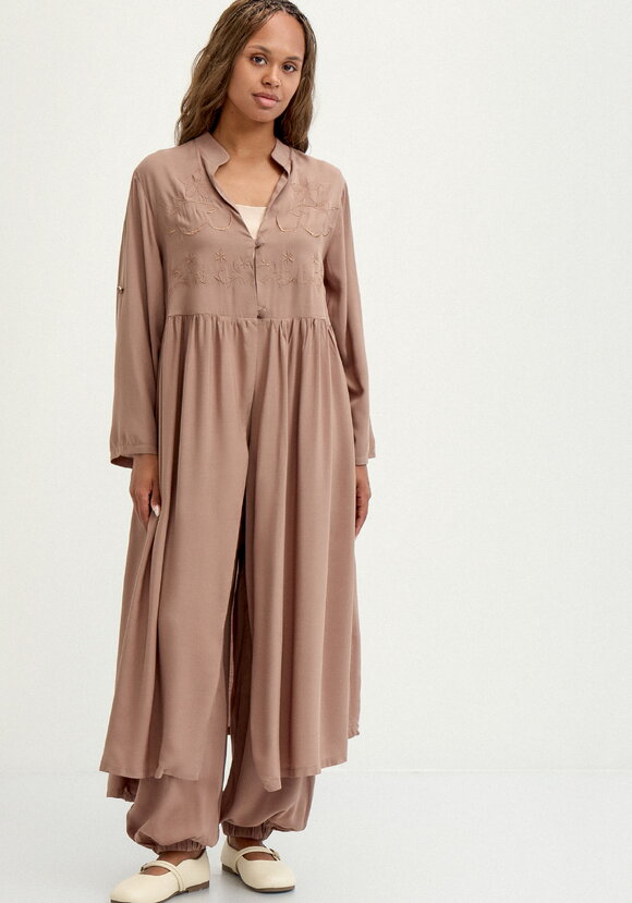 Рубашка с вышивкой на кокетке шир.  580, рис. 37