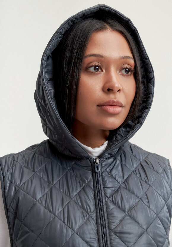 Жилет стёганый с ассиметричным низом шир.  580, рис. 17