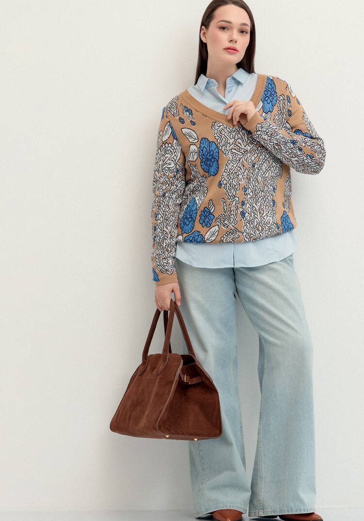 Пуловер с V-образным вырезом и ярким принтом шир.  750, рис. 16