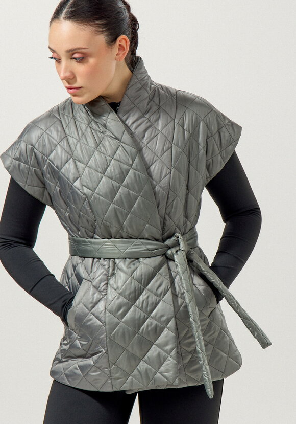 Жилет со спущенным плечом и высоким воротом шир.  580, рис. 15