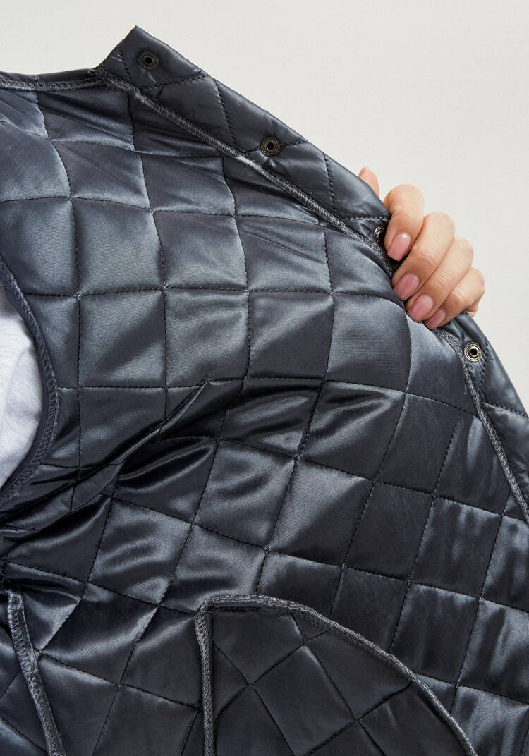 Жилет стёганый с застёжкой на кнопки шир.  750, рис. 37