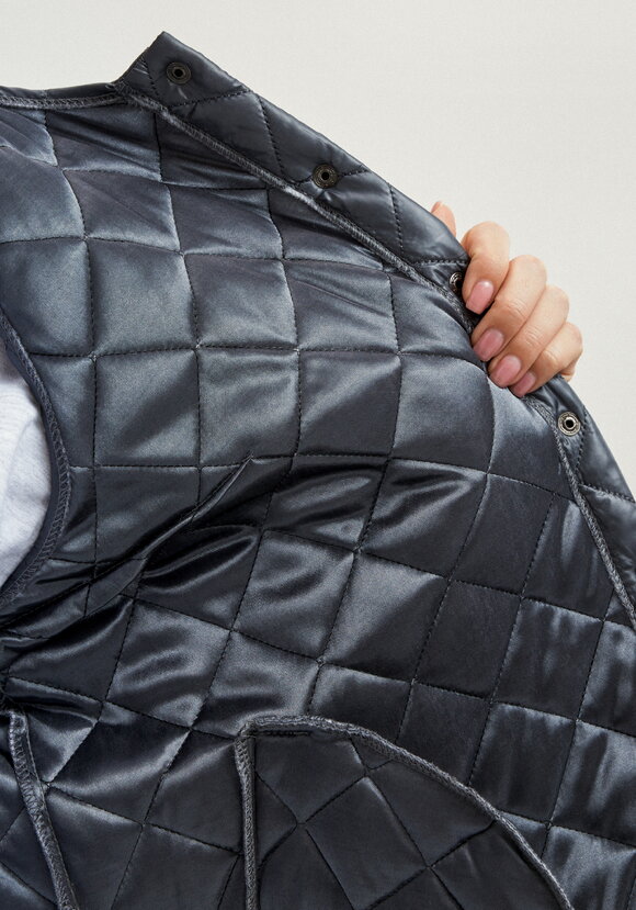 Жилет стёганый с застёжкой на кнопки шир.  580, рис. 37