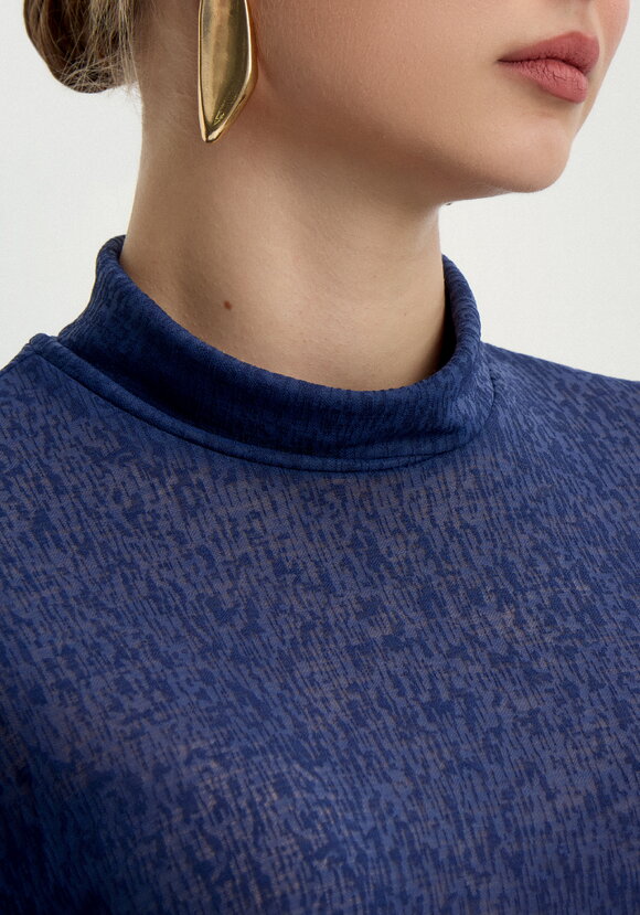 Водолазка из фактурного трикотажа шир.  580, рис. 10