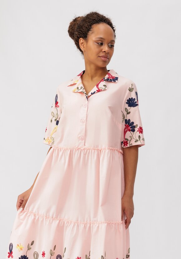 Платье ярусное с цветочной вышивкой шир.  580, рис. 14