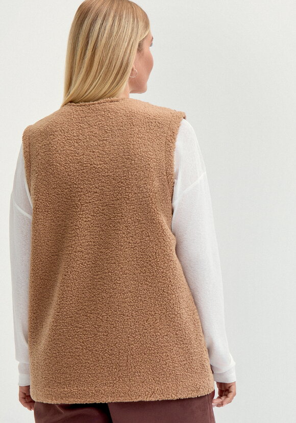 Жилет с отделкой из замши шир.  580, рис. 20