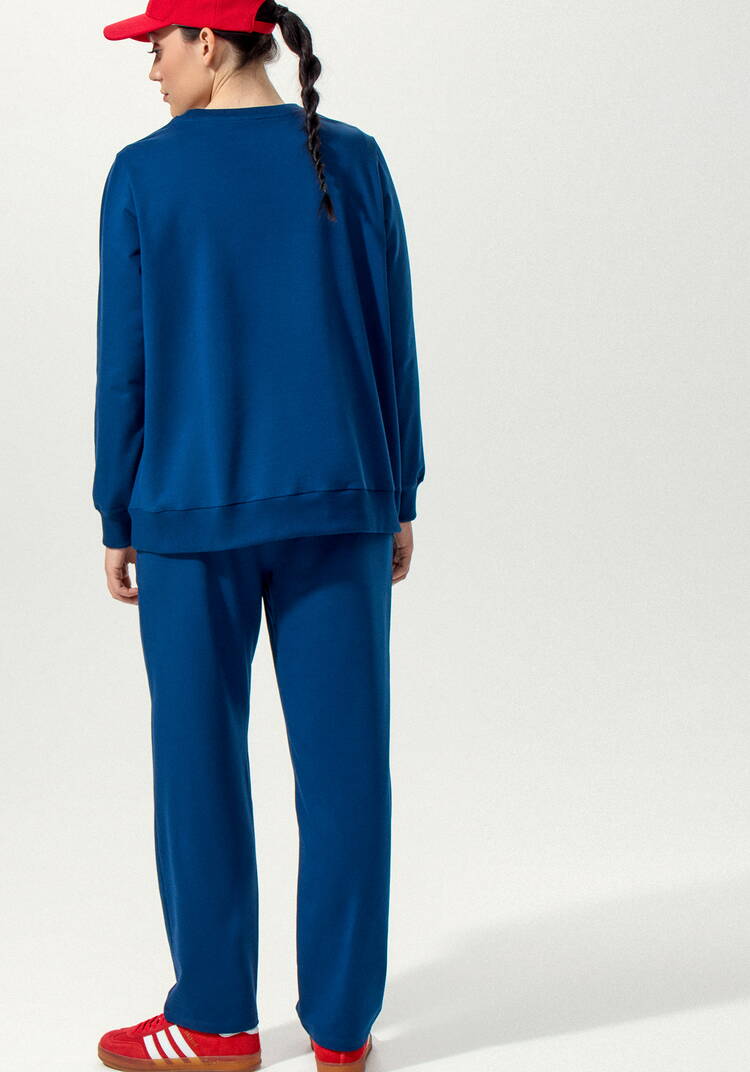 Костюм из брюк и свитшота с принтом на  груди шир.  750, рис. 12