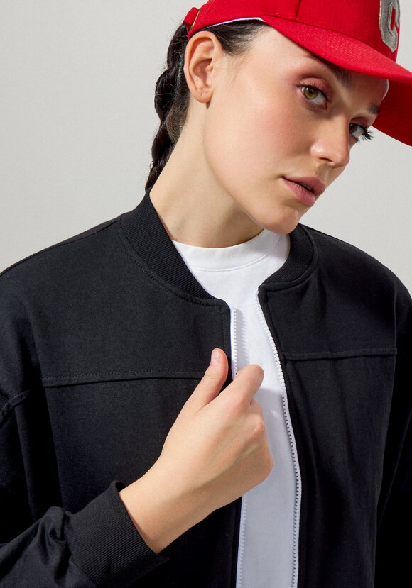 Бомбер с накладными карманами шир.  580, рис. 4