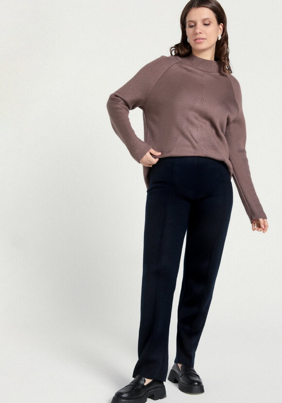 Брюки прямые зауженные книзу на резинке шир.  580, рис. 27