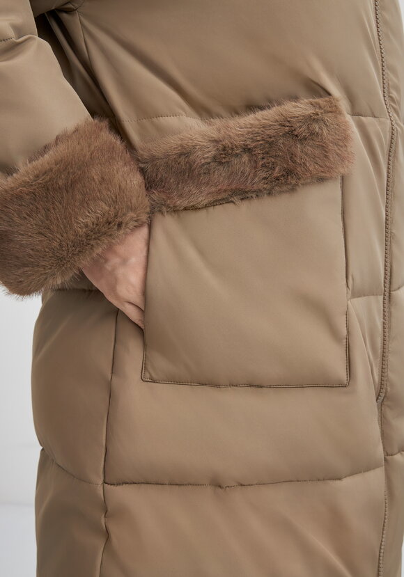 Пальто с меховой опушкой под норку шир.  580, рис. 20