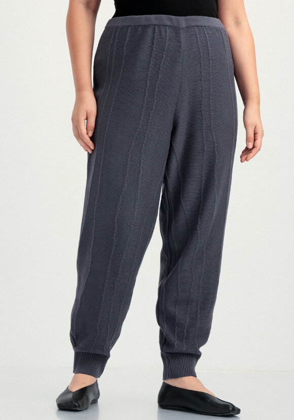 Брюки джоггеры с фактурным рисунком шир.  580, рис. 13