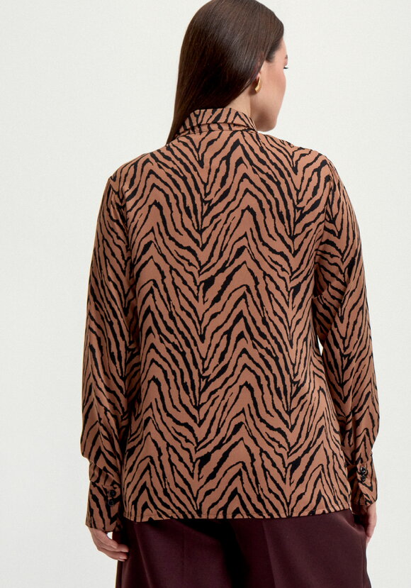 Блуза с анималистичным принтом на пуговицах шир.  580, рис. 3