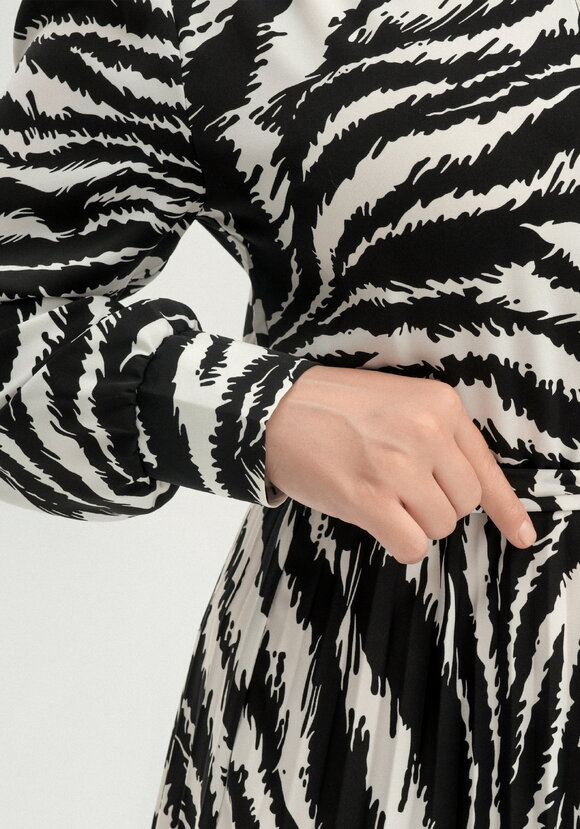 Платье с плиссированной юбкой шир.  580, рис. 12