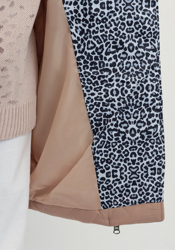 Куртка стеганая с анималистичным принтом шир.  580, рис. 17