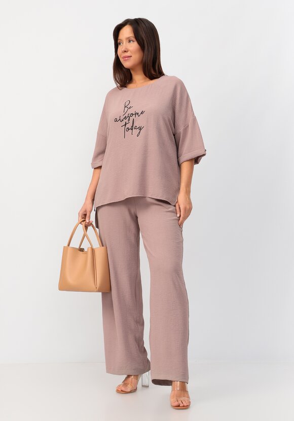 Костюм: брюки и блуза с лаконичным принтом шир.  580, рис. 39