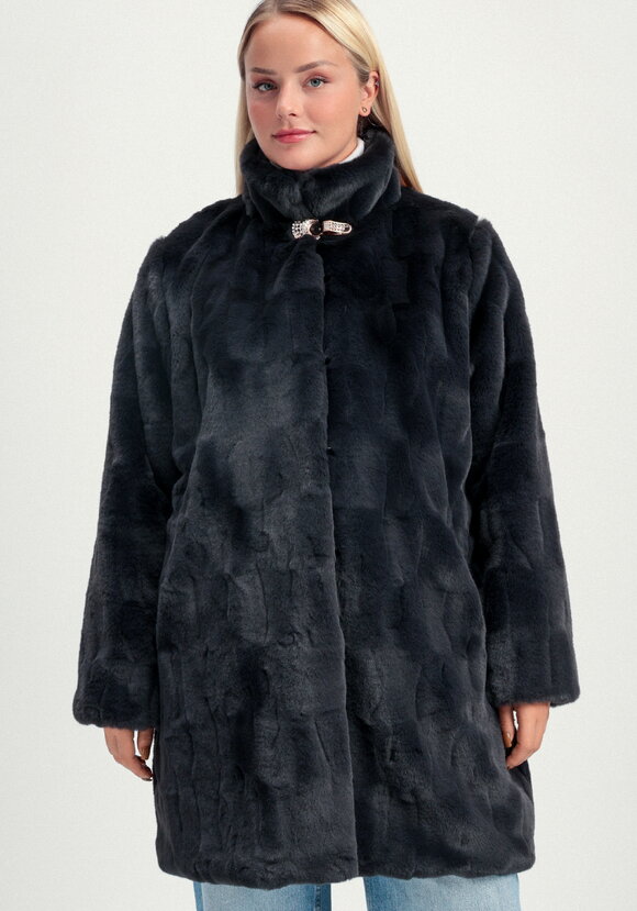 Шуба длины миди с брошью на воротнике шир.  580, рис. 5