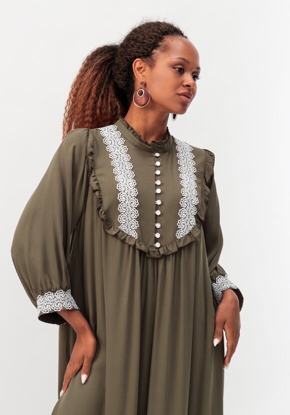 Платье с воротником-стойкой и кружевом шир.  580, рис. 7