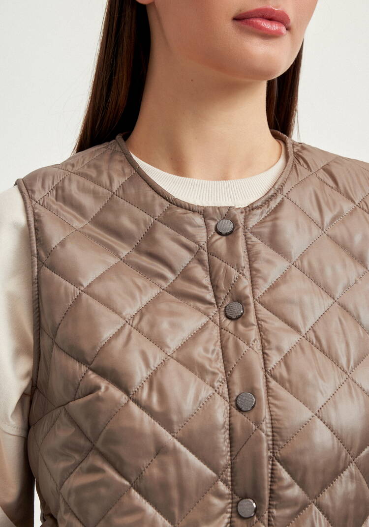 Жилет стёганый с застёжкой на кнопки шир.  750, рис. 15